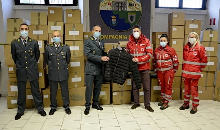 La Finanza dona alla Croce Rossa i capi d’abbigliamento taroccati 