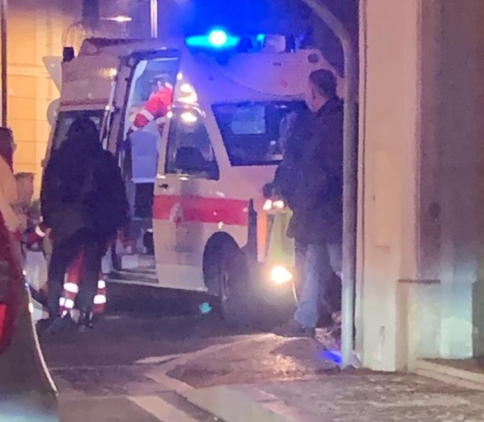 Diciassettenne cade in moto in rotonda: in ospedale con un trauma cranico
