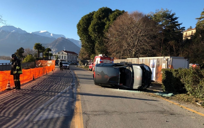Sbatte contro la siepe con l'auto e si ribalta sulla ss34: illeso