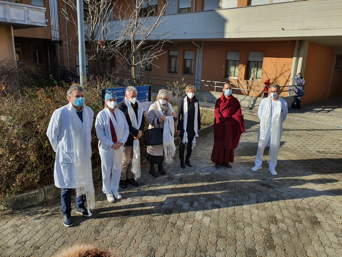 I buddhisti donano due camere sterili al “Castelli”: l’ultimo regalo del Lama Ganchen