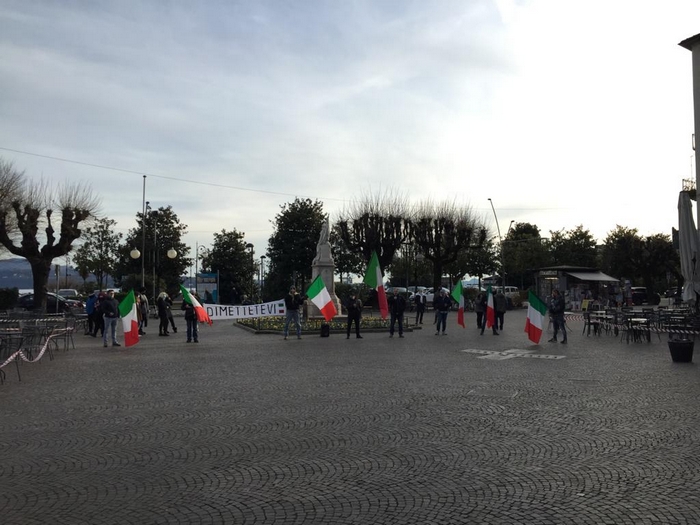 Le mascherine tricolori in piazza contro il governo: “dimettetevi!”
