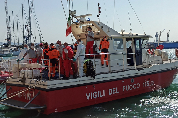 I vigili del fuoco tornano a chiedere un'imbarcazione antincendio
