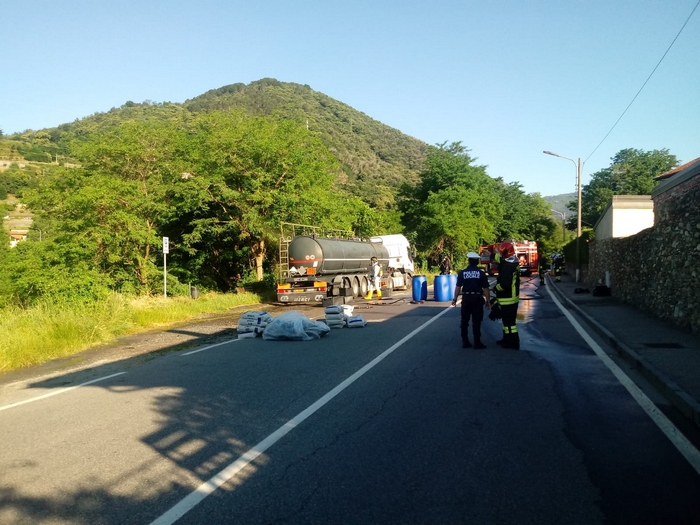 Perdita d’acido dalla cisterna, evacuati i residenti