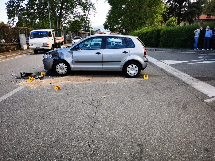 Si schianta contro l’auto che non gli dà la precedenza: grave motociclista di 66 anni