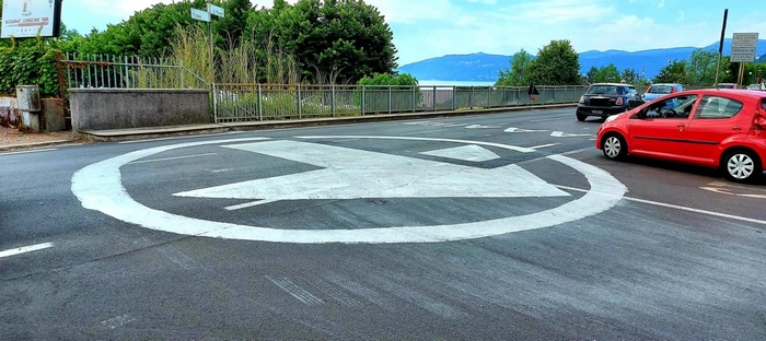 La maxi-freccia dell'ignoto vandalo del Giro d'Italia va rimossa grattando l'asfalto