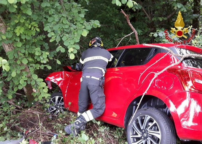 Auto si scontrano e finiscono fuori strada: due feriti