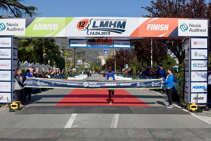 La "mezza maratona" al tramonto: strade chiuse tra Stresa e Verbania