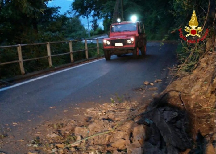 Dopo i temporali smottamento sulla strada provinciale