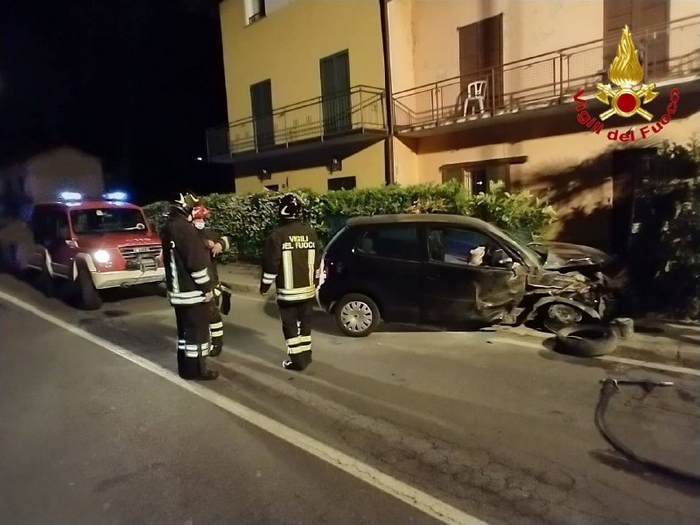 Si schianta con l’auto che prende fuoco e fugge tuffandosi nel fiume