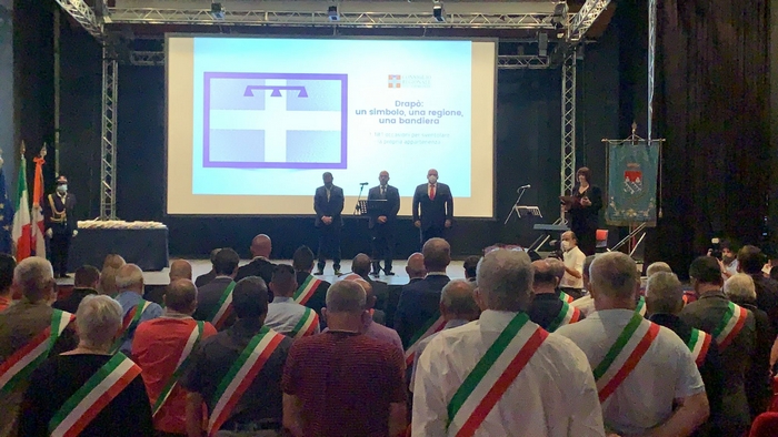 Il drapò della Regione ai sindaci del Vco. Alcuni ossolani assenti in segno di protesta