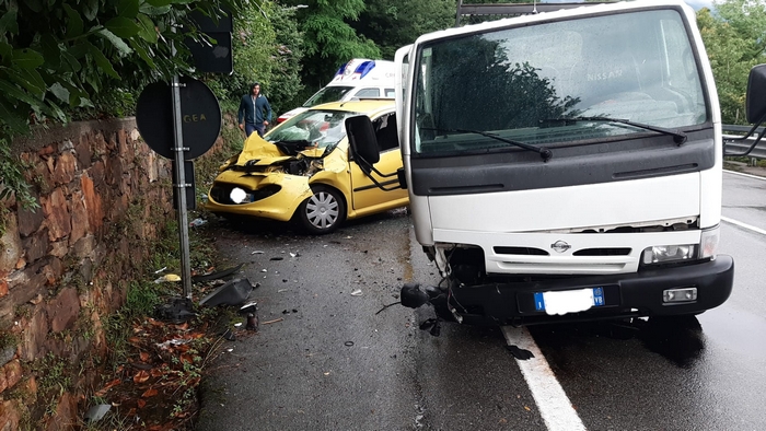 Incidente sulla ss34: furgone fuori controllo centra un’auto nell’altra corsia