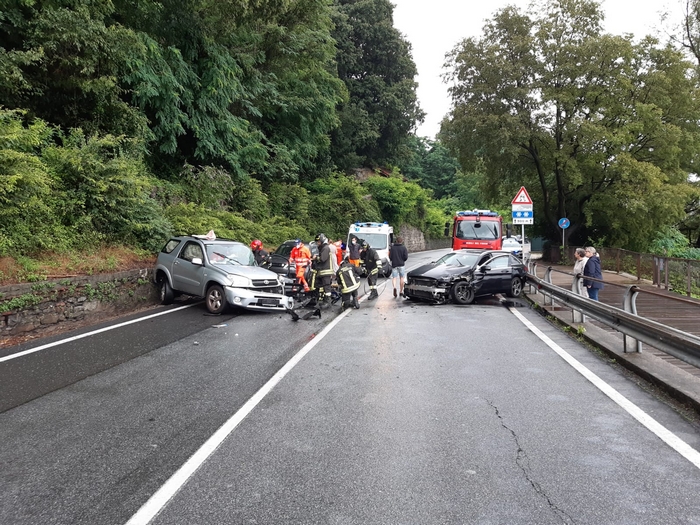 Frontale sulla statale 34 a Suna: due feriti
