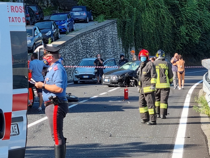 Scontro auto-moto sulla ss34: centauro in codice rosso elitrasportato a Torino