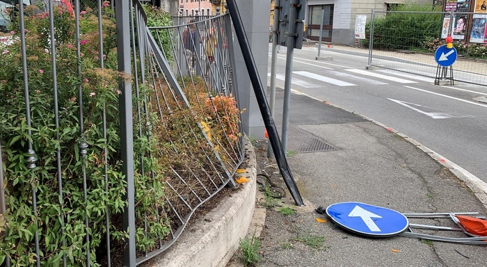Fuori strada in rotonda: danneggia palo della luce e inferriata e "sparisce"