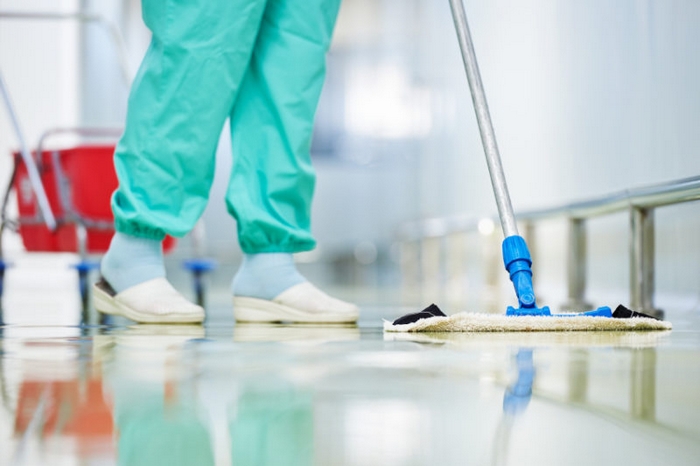Pulizie, rinnovato dopo 8 anni il contratto: norme antimolestie e 120 euro d'aumento