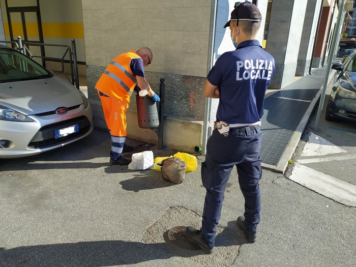 Vigili e operatori ecologici cercano nei rifiuti i "furbetti del sacco nero"