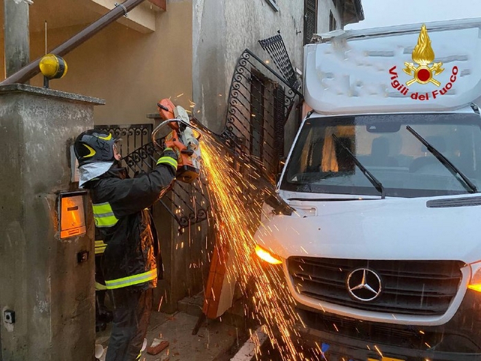 Conducente olandese abbatte un balcone e resta incastrato col furgone