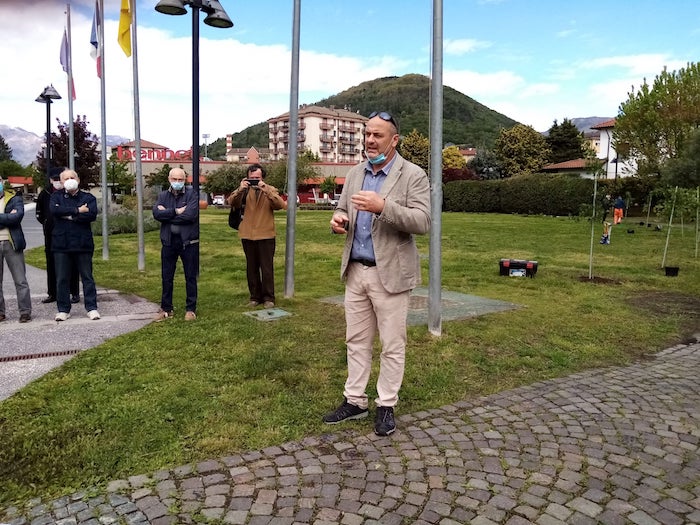 Verbania: venti associazioni ripartono piantando un albero - Foto