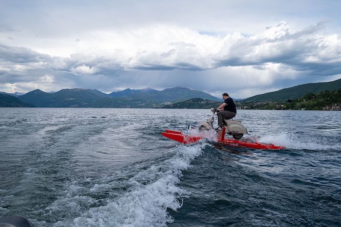 La traversata del lago Maggiore in Vespa (e pattino): la sfida per sostenere la ricerca sul cancro infantile 