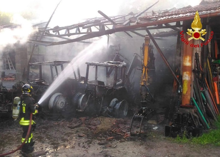 Cascina a fuoco: ingenti danni ai mezzi