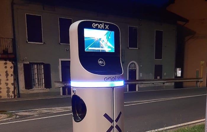 Verbania "verde": cinque nuove colonnine per auto elettriche, in arrivo anche e-bike, la barca elettrica e il pontile d'attracco   