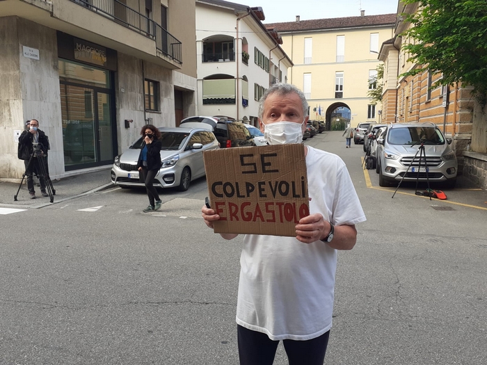 La protesta davanti al carcere prima degli interrogatori: "se colpevoli, ergastolo"