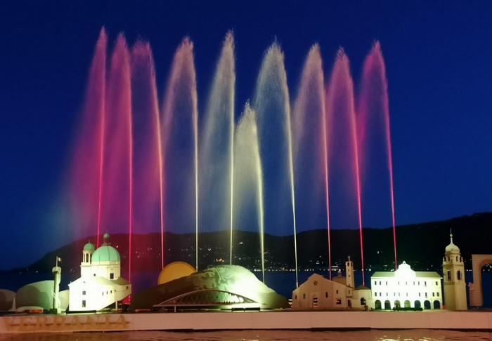 Prove tecniche per la fontana luminosa galleggiante