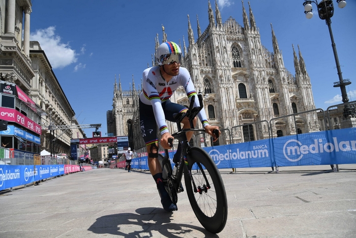 Ganna più forte della sfortuna chiude il Giro con una vittoria