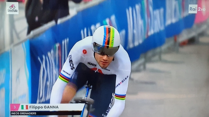 Ganna gregario di lusso lavora per la squadra e perde la maglia rosa