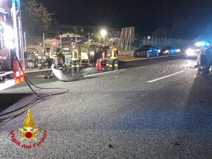 Carambola in autostrada tra cinque auto: sette feriti, tre sono gravi