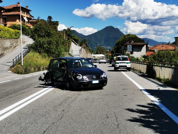 Diciannovenne si schianta con l'auto