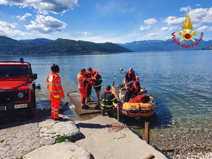 Anziano scivola nel lago: salvato dai vigili del fuoco