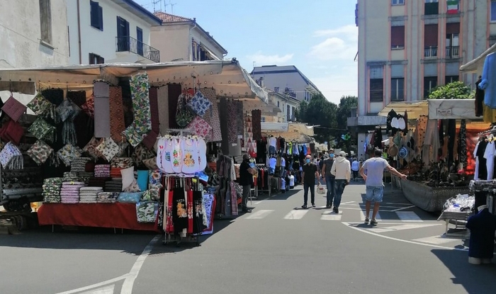 Il Giro toglie due piazze al mercato. La proposta del pomeridiano-seriale non piace a tutti