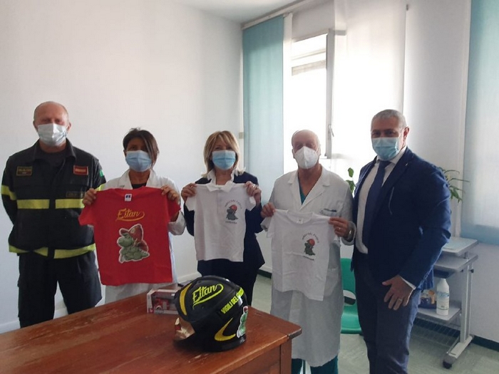 I doni dei vigili del fuoco che l’hanno salvato al bimbo superstite del Mottarone
