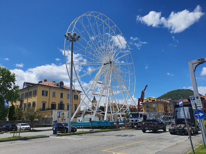 In funzione la ruota panoramica in riva al lago