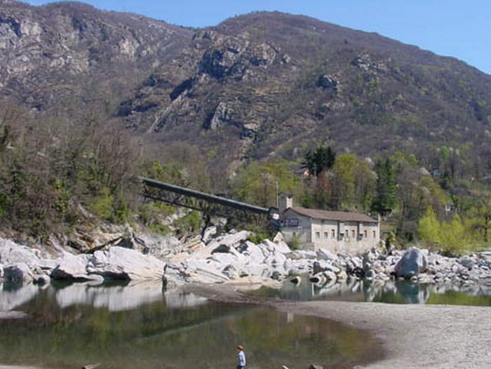 Trentenne cade mentre s’arrampica su una pianta: grave
