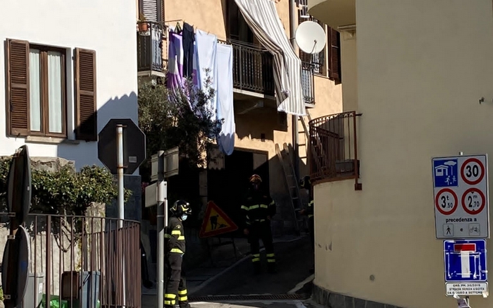 Furgone urta un balcone in centro