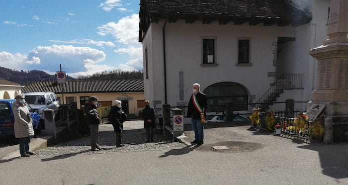 Cossogno ha ricordato i morti per Covid, in piazza anche i parenti delle vittime 