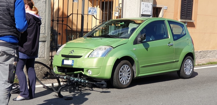 Ciclista investito sulla statale