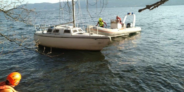 Barca a vela alla deriva s’incaglia a riva