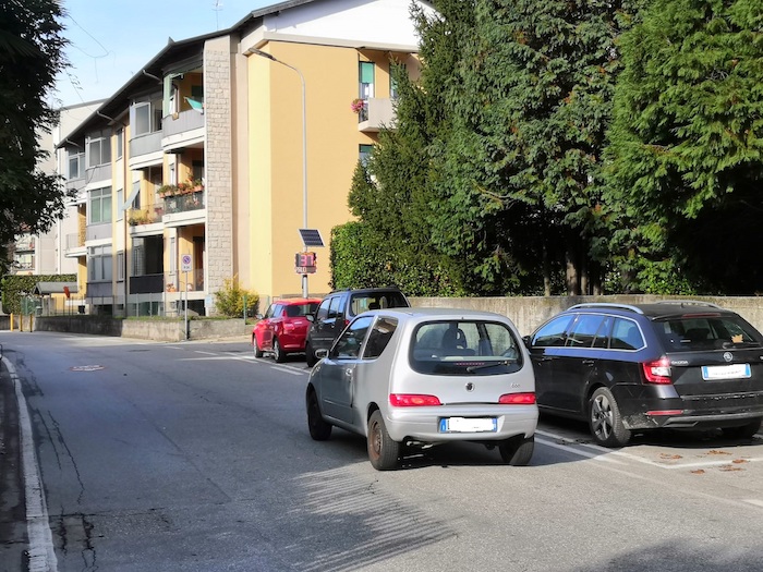 Via Annibale Rosa: arriva il senso unico all'entrata e all'uscita da scuola 