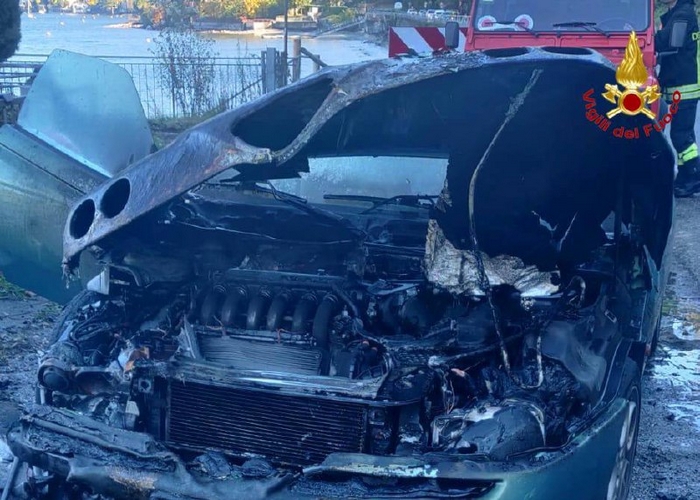Fiamme dal motore, il conducente si ferma e si salva 