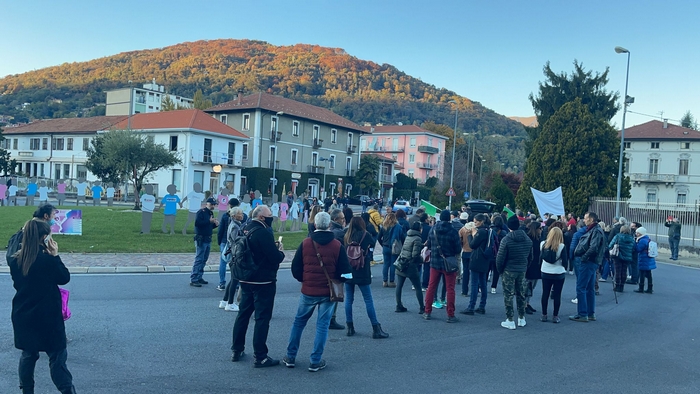 Meno di un centinaio di persone al corteo no green pass di Verbania
