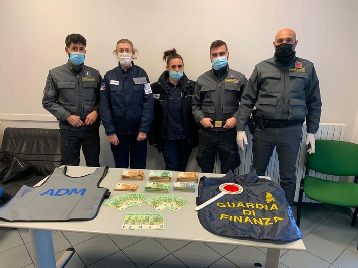 In dogana con 55.000 euro nascosti nel vano motore dell'auto