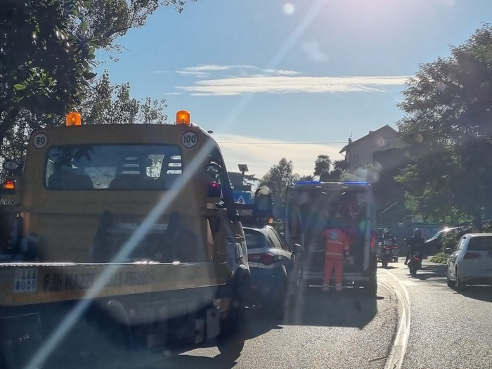 Scontro tra un’auto e un furgone sulla statale 33