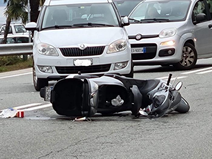 Scontro auto-scooter sulla litoranea: centauro ferito