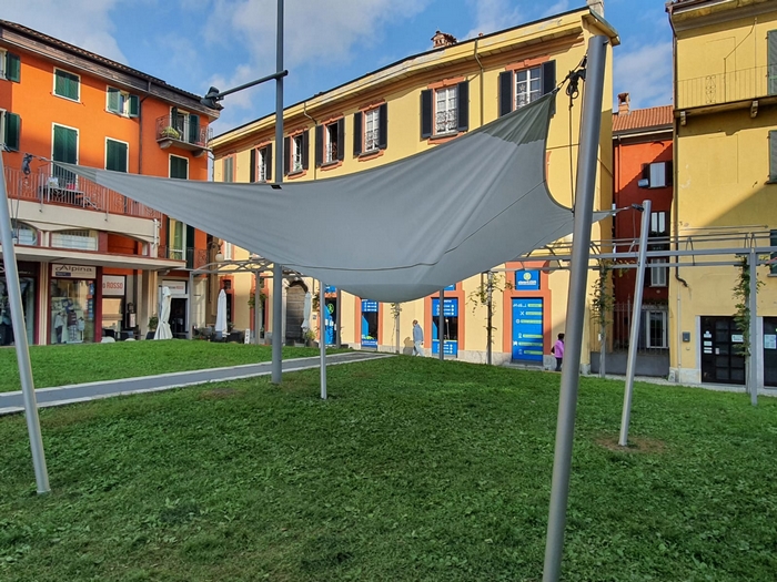 Le nuove tende da sole della piazza diventano "sacchi" di pioggia