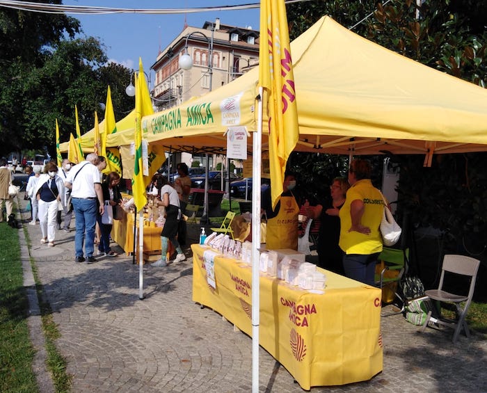 Pallanza: per il mercato di Coldiretti successo tra i turisti 