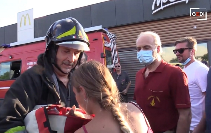E' di Stresa il vigile del fuoco che ha ritrovato i gattini scampati al rogo del grattaciello