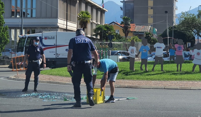 Il camion perde le casse d’acqua in rotonda: cocci di vetro sull’asfalto
